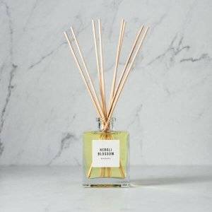picture of makana tea leaf leaf scented diffuser in white round tube box